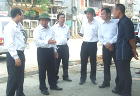 Đồng chí Bùi Văn Tỉnh, Chủ tịch UBND tỉnh kiểm tra tiến độ thi công công trình đường Thịnh Lang
